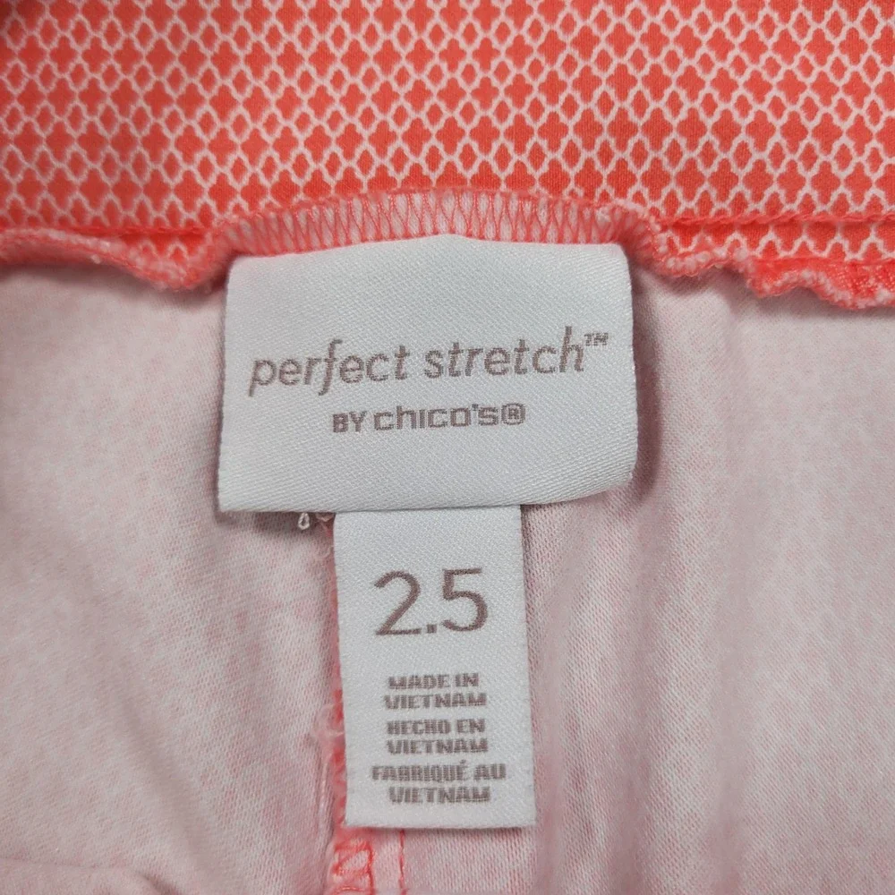 Chicos‎ Perfect Stretch Shorts Womens 2.5 Pink White Geometric Pull On Bermuda